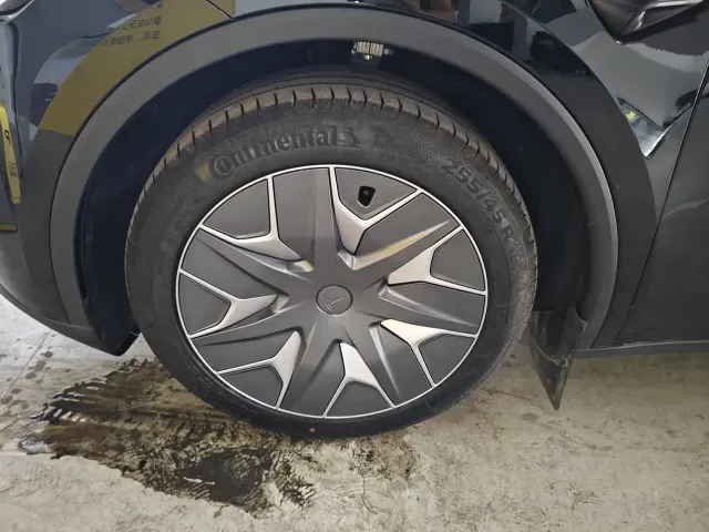 Tesla Model Y L — Фото автомобиля 19