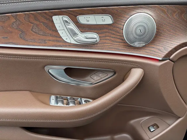Mercedes-Benz E-Class — Фото автомобиля 5