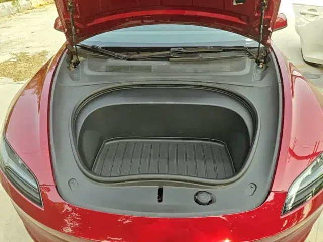 Tesla Model 3 — Фото автомобиля 19