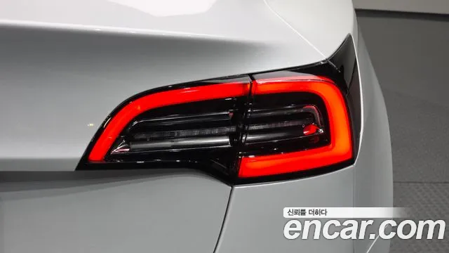Tesla Model 3 — Фото автомобиля 20