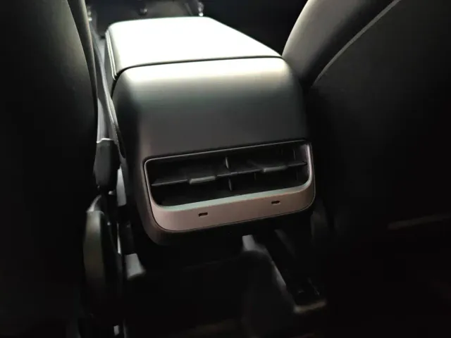 Tesla Model Y — Фото автомобиля 11