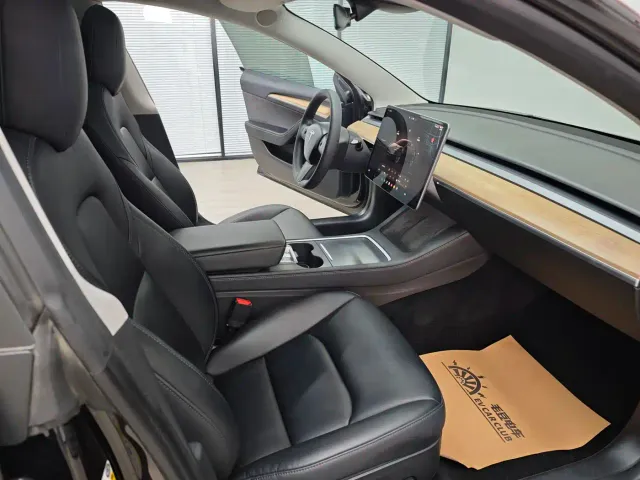 Tesla Model 3 — Фото автомобиля 11