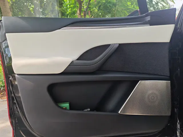 Tesla Model X — Фото автомобиля 6