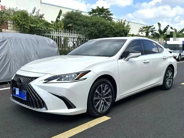 Фотография автомобиля — Lexus ES
