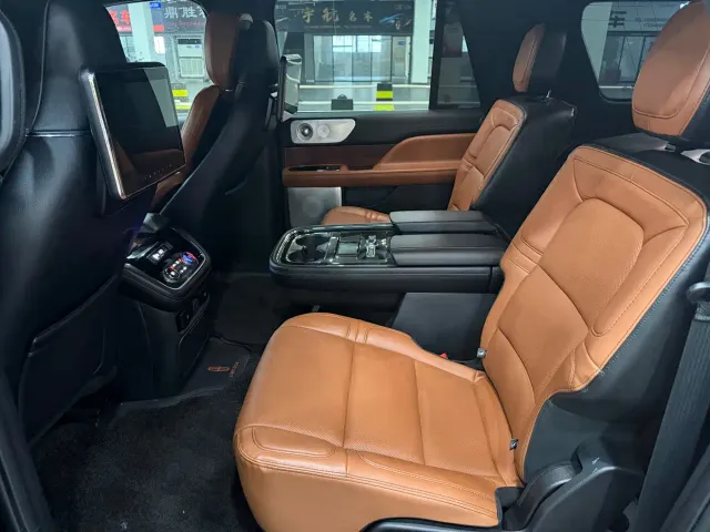 Lincoln Navigator — Фото автомобиля 5