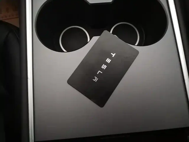 Tesla Model Y — Фото автомобиля 8