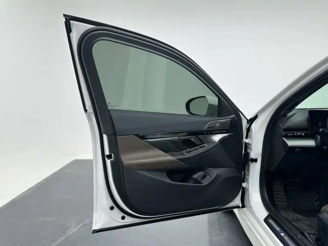 BMW 5 Series — Фото автомобиля 11