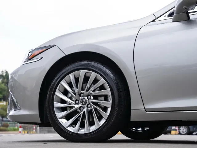 Lexus ES — Фото автомобиля 7