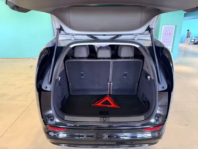 Li Auto MEGA — Фото автомобиля 5