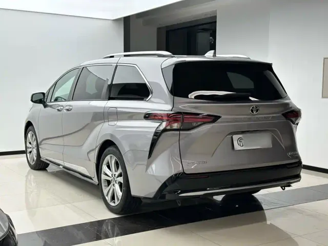 Toyota Sienna — Фото автомобиля 10