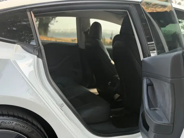 Tesla Model 3 — Фото автомобиля 11