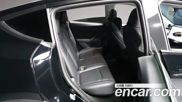 Tesla Model Y — Фото автомобиля 3