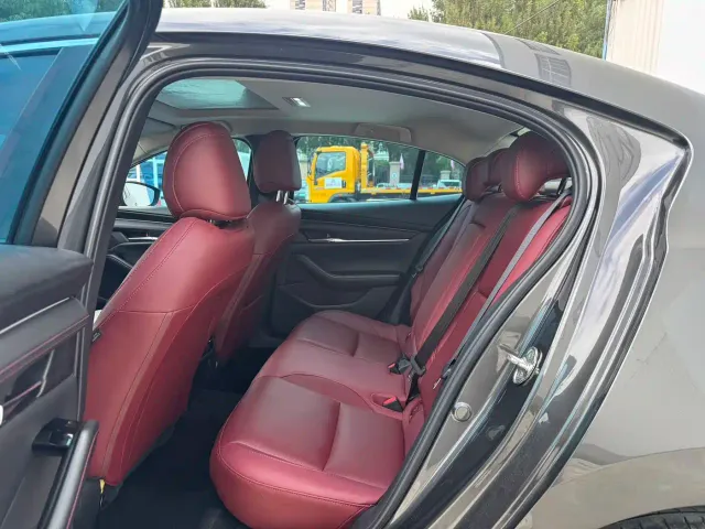 Mazda Axela — Фото автомобиля 15