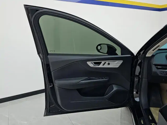 Hongqi E-QM5 — Фото автомобиля 7