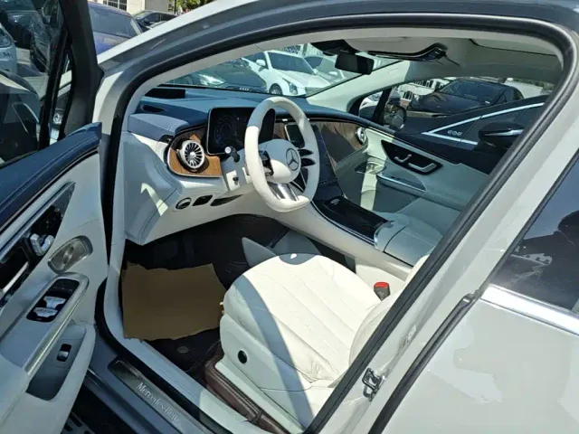 Mercedes-Benz EQE SUV — Фото автомобиля 14