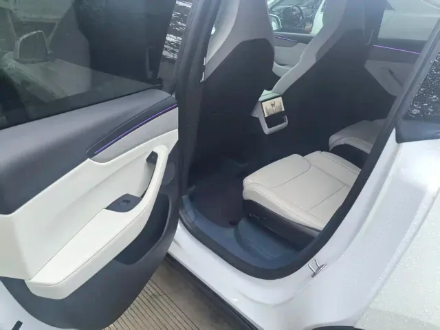 Tesla Model Y L — Фото автомобиля 4