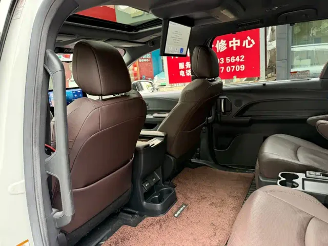Toyota Sienna — Фото автомобиля 11