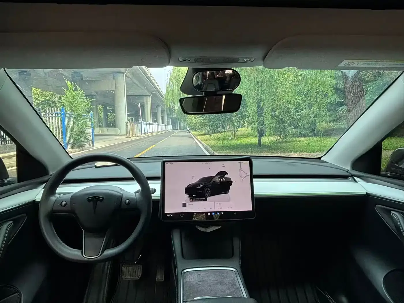 Tesla Model Y 2024 Rear-Wheel Drive Version — Фото автомобиля 10
