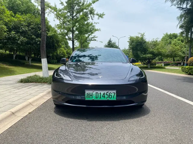 Tesla Model 3 — Фото автомобиля 2