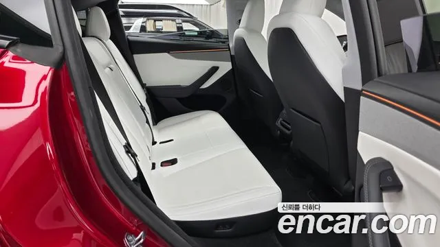 Tesla Model Y — Фото автомобиля 12