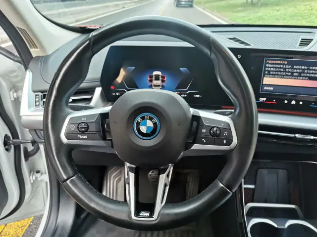 BMW iX1 — Фото автомобиля 13
