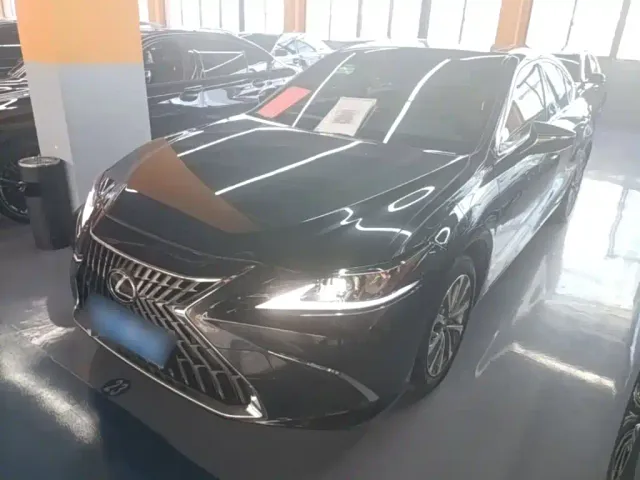 Фотография автомобиля — Lexus ES