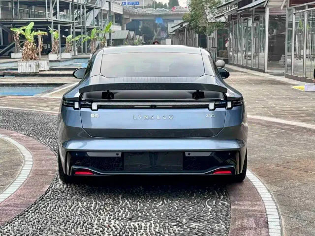 Lynk & Co Z10 — Фото автомобиля 15