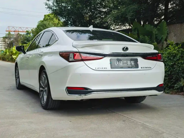 Lexus ES — Фото автомобиля 5