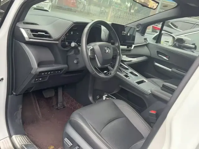 Toyota Sienna — Фото автомобиля 6