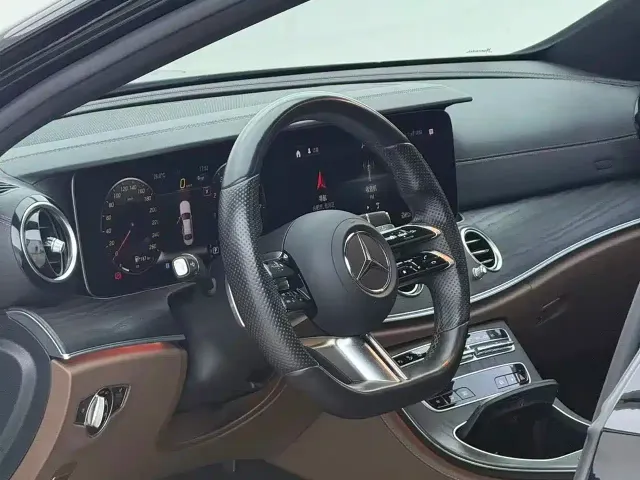 Mercedes-Benz E-Class — Фото автомобиля 4