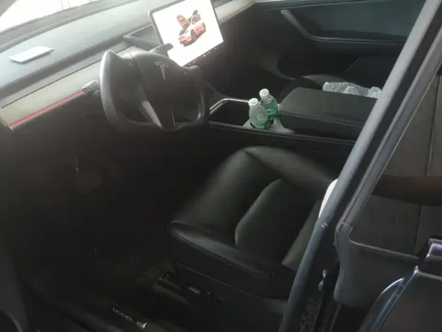 Tesla Model Y — Фото автомобиля 9