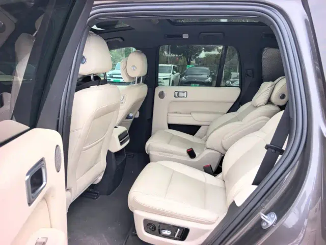 Li Auto L8 — Фото автомобиля 11