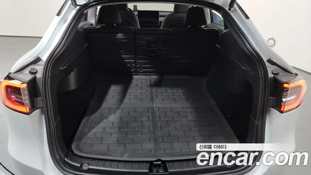 Tesla Model Y — Фото автомобиля 23