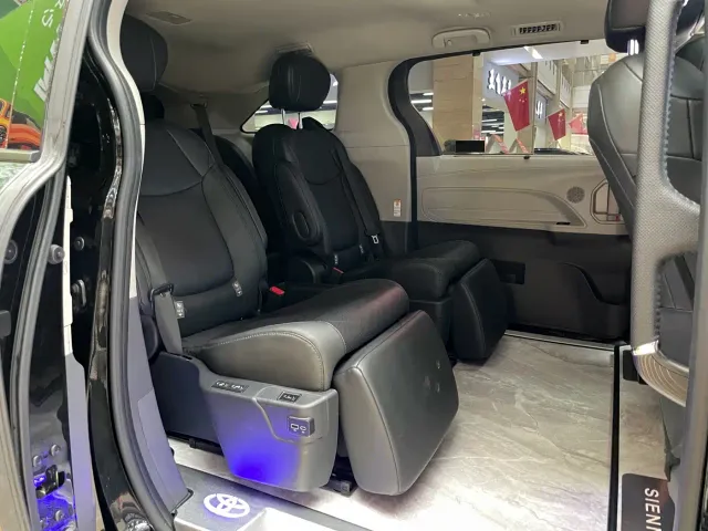 Toyota Sienna — Фото автомобиля 10