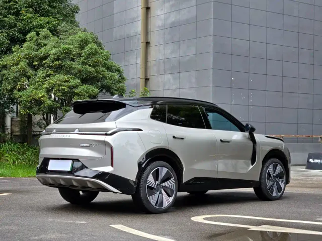 Lynk & Co 08 EM-P — Фото автомобиля 4