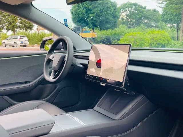 Tesla Model 3 — Фото автомобиля 16