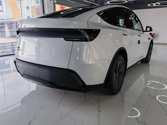 Tesla Model Y — Фото автомобиля 4