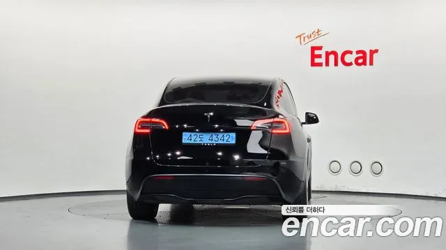 Tesla Model Y — Фото автомобиля 4