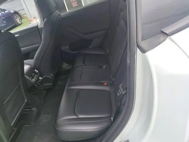 Tesla Model Y — Фото автомобиля 16