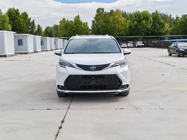 Toyota Toyota Sienna 2021 2.5L Hybrid Platinum Edition — Фото автомобиля 2