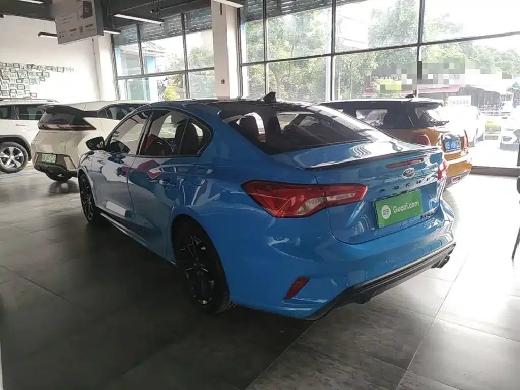 Ford Focus 2022 Sedan EcoBoost 180 Automatic S Version — Фото автомобиля 4
