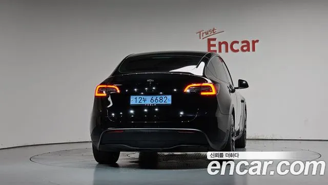 Tesla Model Y — Фото автомобиля 4