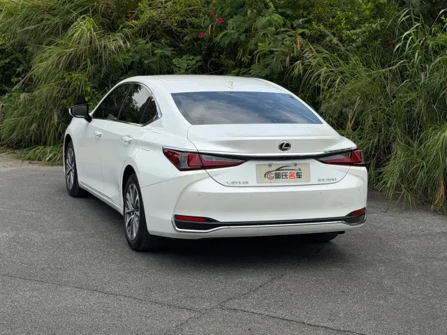 Lexus ES — Фото автомобиля 6