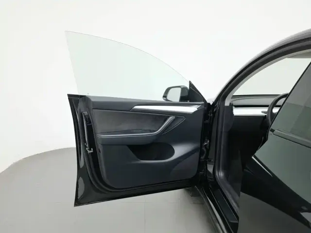 Tesla Model Y — Фото автомобиля 8