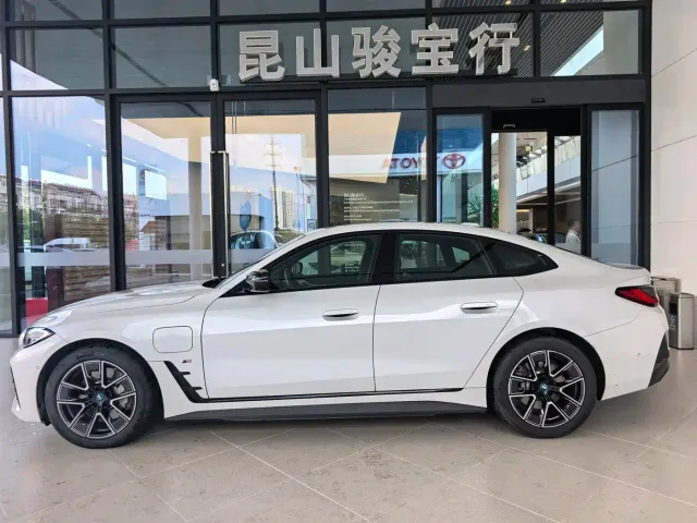 BMW i4 — Фото автомобиля 3
