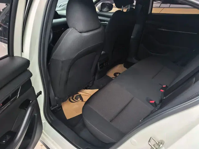 Mazda Axela — Фото автомобиля 11