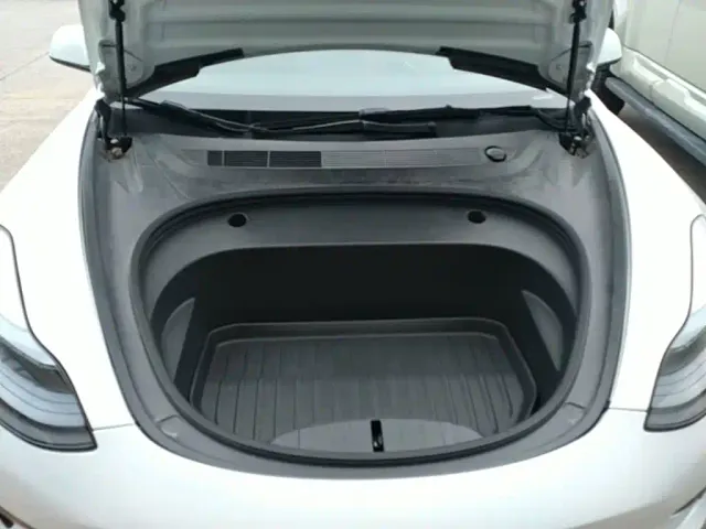 Tesla Model 3 — Фото автомобиля 19