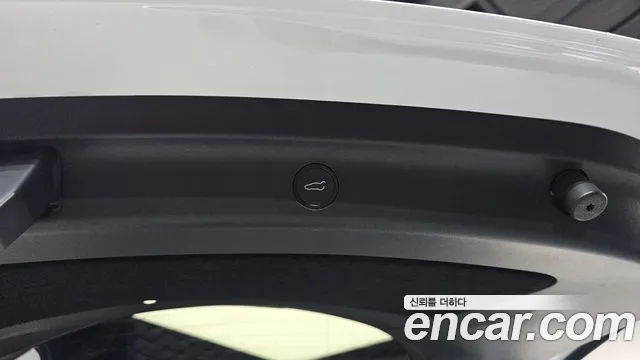 Tesla Model Y — Фото автомобиля 26