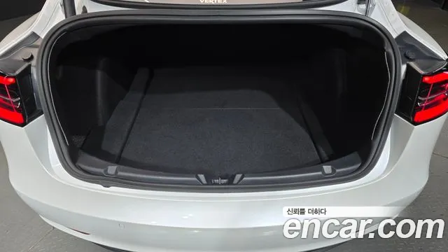 Tesla Model 3 — Фото автомобиля 26