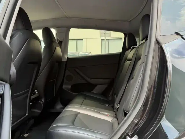 Tesla Model Y — Фото автомобиля 16